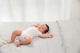 给宝宝换尿不湿，这6个方面需要格外注意图片