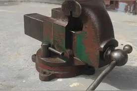 老式台钳古董台钳图片
