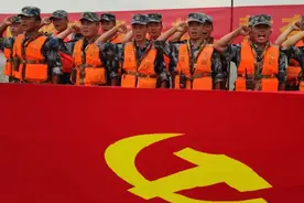 人在大堤在！空降兵乘风破浪的11个瞬间！图片