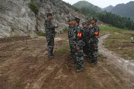 陕西省勉县人武部组织民兵开展实弹打靶训练图片