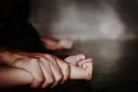 印度12岁少女被亲哥侵犯3年：嫂子就在隔壁，哥哥趁她睡着就过来图片