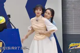 为了抢到球，宋雨琦从背后抱住郑恺，黄旭熙反应暴露两人私下关系图片