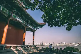 武汉地区唯一临江而立的古建筑，并与黄鹤楼隔江对峙，蔚为壮观图片