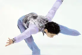 叹为观止！羽生结弦的黄金膝盖，是天赋，更是难以想象的苦练图片