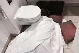女朋友死活不和我同床，自己跑厕所睡觉去了.webp图片