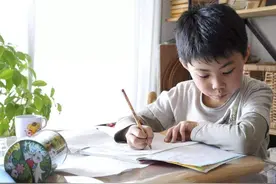 家长经常性打断，孩子写作业三心二意，孩子注意力的4大破坏点图片