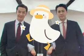 胡歌靳东罕合影！俩男神一个比一个帅，被一女生挽着手臂令人羡慕图片