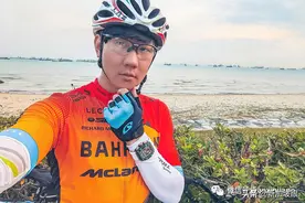林俊杰扶着下巴耍帅玩自拍，网友惊呼：这得要一百万新币呀图片