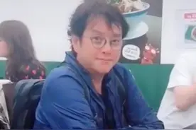 网友偶遇69岁谭咏麟，被指撞脸曾志伟，身边无助理保镖被讽没排场图片
