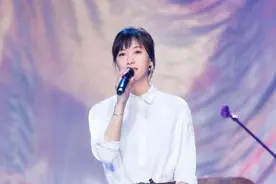 当初她意外把同学拉来救场，如今自己无戏可拍，同学却火得不像话图片