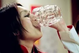 千杯不醉！柔弱女子一口气喝了五瓶52度白酒一瓶红酒，面不改色图片