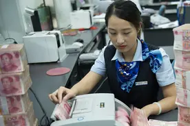 在银行上班，“月入过万”真的很难吗？员工曝出真实工资…图片