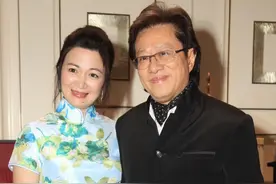 陈少霞与二婚富商老公亮相，穿印花旗袍秀身材，网友：女人味十足图片