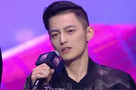 智勋开跑车出去玩，下车后真实身高曝光，只比跑车高出一个头图片