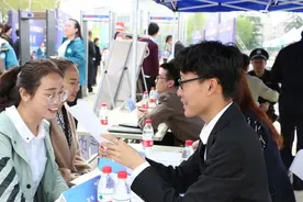 读研时期，这几个荣誉努力拿到手了，就业入职时会有好的起薪图片