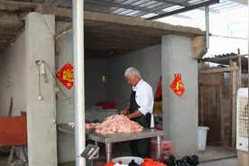 泉州大叔自家院子里炸猪皮，一天200斤不够卖，城里人开车来买图片