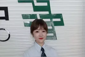 “停车！快停车！你车后面挂了两个人！”图片