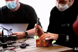 油管主播250万买宝可梦卡牌，开箱发现是假货？图片