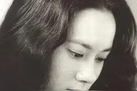 丁佩：李小龙猝死在她床上，吸毒还精神分裂却成功嫁向华强！图片