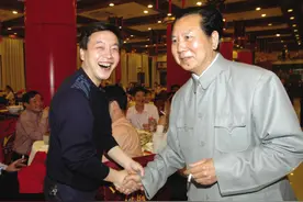他是毛主席特型演员里最自信的，饰演时不需要化妆，只需粘一颗痣图片