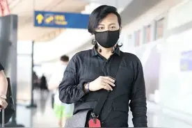 陈志朋束脚裤+衬衫，打造低调风格，身上五星挂件比LV包抢镜图片