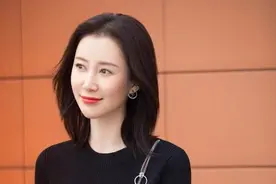 舒畅这招厉害了，衣服上秀拉链，走的还不是寻常路，拉链要斜着拉图片