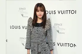 迪丽热巴的包包丑的好惹眼，看到价格后，网友：是我不懂美图片