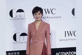 39岁孙俪难逃“中年发福”，穿西装裙优雅高贵，但脸部发腮很明显图片