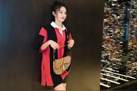袁姗姗真是光彩照人！身穿短款牛仔外套，丸子头高高扎起好活力图片
