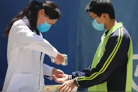 中国医师节|乡村天使工程致敬144万乡村医生图片