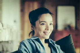 嫁入豪门惨被抛弃的李佳，凭什么能被靳东独宠9年？图片