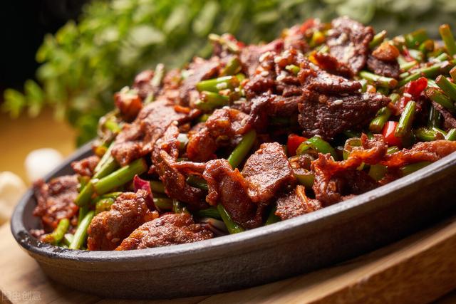 牛身上哪个部位适合炒着吃？这样挑这样做，牛肉滑嫩，不柴还入味