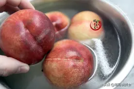 洗桃子时，别只会傻傻用清水，多加一点“它”，桃毛不搓自动脱落图片