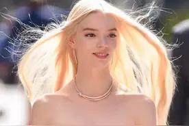 安雅的身材是开了挂吧！街头拍照气质绝，网友：想在她锁骨里游泳图片