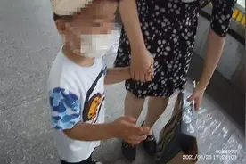 手指不慎被门夹住、坐车与家长走失…提醒家长乘车时要看护好孩子图片