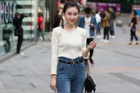 夏天少不了牛仔裤，简单又时髦，打造十足休闲少女风图片