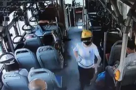 醒来妈妈不见了！原来粗心妈妈只顾玩手机，下公交车时把儿子忘了图片