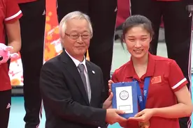 世界杯最佳自由人王梦洁防守啥水平？冠军国手笑出声，一回合说清图片