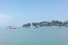 台军在金门岛上，试射240毫米老炮图片