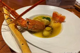 3男2女在郑州金水路五星级大酒店吃自助餐，光龙虾就怼了几盘子！图片