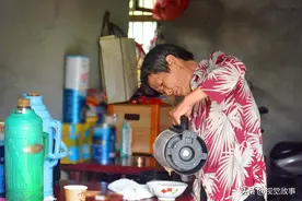 85岁奶奶独居山村，突发疾病瘫痪在床，看64岁大妈照顾成啥样图片