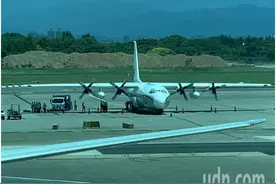 台媒：美军C130运输机今天中午降落桃园机场，卸下不明货物图片