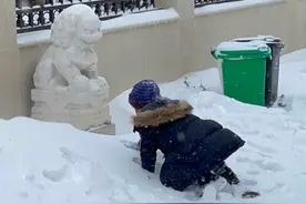 44岁孙茜雪天带娃游玩，无意暴露独栋别墅，门口还气派摆上俩石狮图片