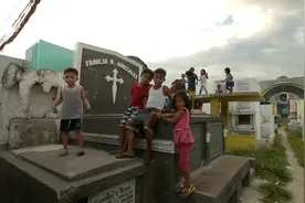 菲律宾的墓地贫民窟，穷人只能与棺材同住，死后还要被挖出丢弃图片