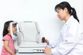 “妈妈，我眼睛疼”，毁掉孩子眼睛的不是电子产品，而是用眼过度图片