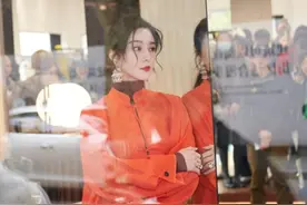 被曝复合后，范冰冰戴钻戒出席活动，李晨开心热舞难掩帅气图片