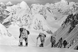 百年瞬间丨中国人首次登顶珠峰图片