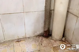 咸阳一小区入户管道漏水2住户家被淹 业主与物业因维修费用起争议图片