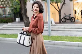 这位中年妈妈真会穿，她的“4件外套”很时尚！详细穿搭干货附上图片