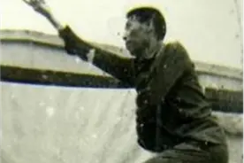 1929年杭州武术比赛，江湖上的“武林大师”，被一名学生踢下擂台图片